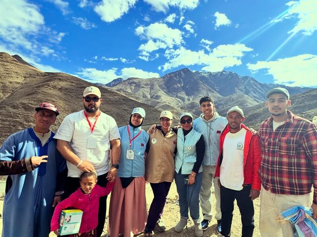 Caravane humanitaire d'Akdam Al Khair dans une zone montagneuse